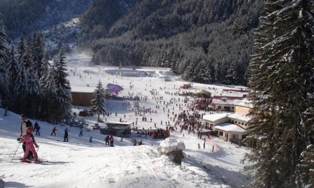 Βουλγαρία: Κόσμος συρρέει στα χιονοδρομικά με την έναρξη του χειμώνα